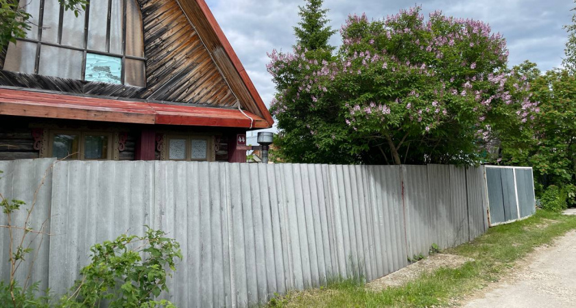 Почему люди устанавливают забор лицевой стороной к соседу, а не к себе? На это есть несколько причин