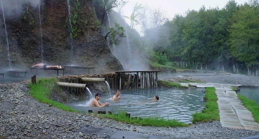"Агрессивные люди, змеи, грязь и невкусная еда": туристы делятся своими разочарованиями от визита в Абхазию 