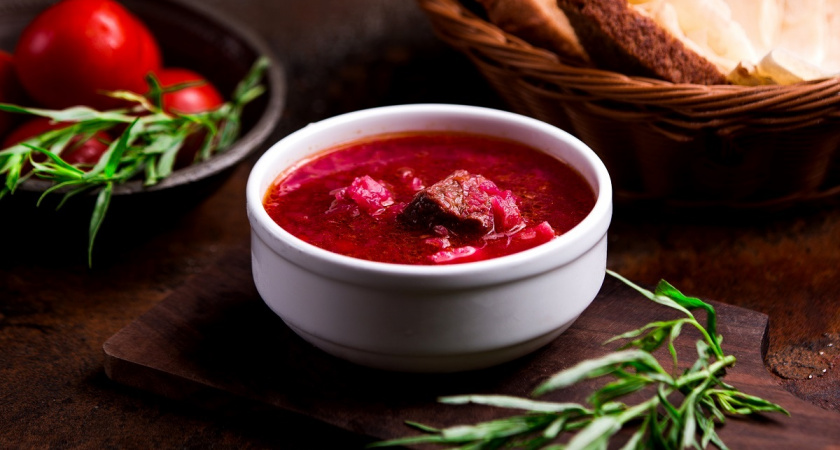 Как варят настоящий борщ, а не суп со свеклой: нашла рецепт в книге 1952 года. Есть 2 хитрости: от них зависит вкус и рубиновый цвет