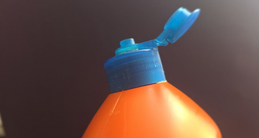 Выбросил средство для посуды, а крышку оставил. Теперь не представляю без неё свою кухню — лучшее применение нашлось сразу