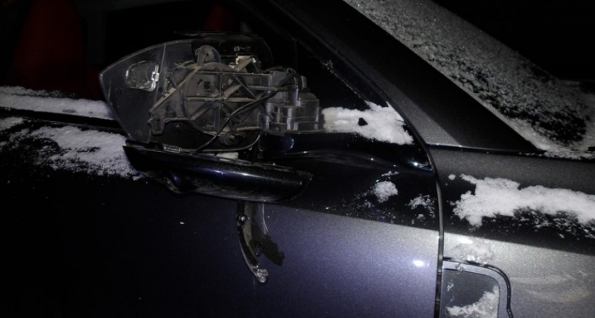 Из-за личной ссоры мужчина в Коми разбил зеркала автомобиля бывшей возлюбленной