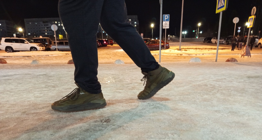 В Коми подросток оказался в больнице после прогулки по снегу в демисезонной обуви