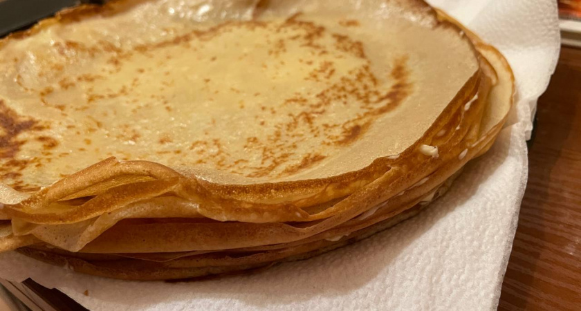 Вливаю это в тесто перед мукой: блины получаются ажурные и вкусные - даже тоньше листа бумаги