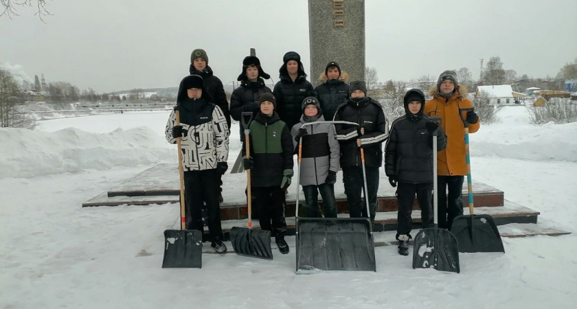 Юные футболисты Ухты вышли на уборку снега у памятника Первопроходцам Севера