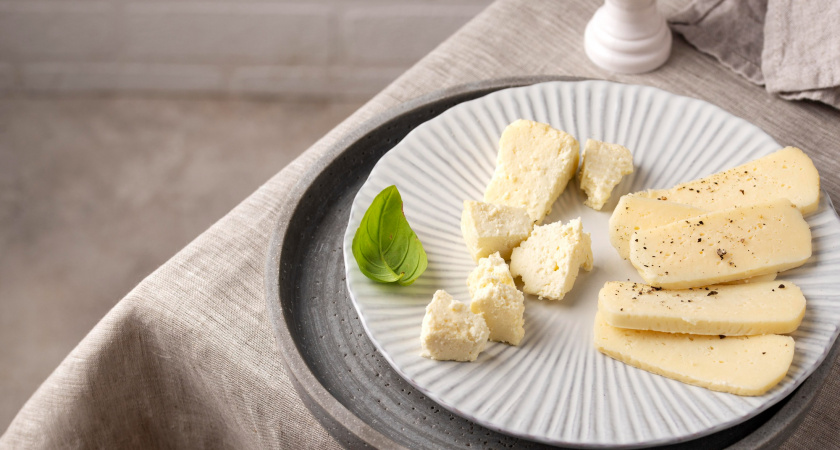 На ночь смешиваем ряженку и сметану: на утро получаем сливочный сыр "Филадельфия" - готовится, пока вы спите