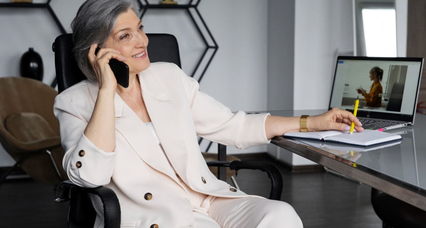 Четыре цвета, которые «стирают» возраст: как легко помолодеть при помощи простого выбора одежды