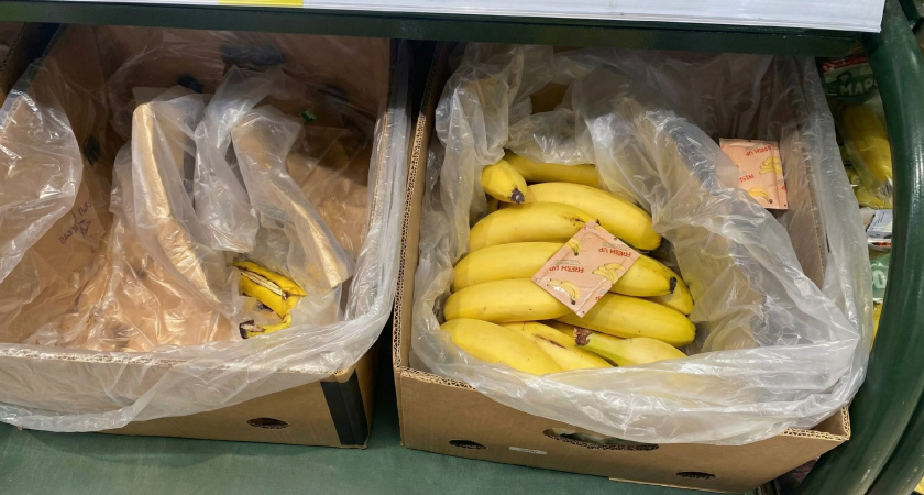 Почему продавцы из "Магнита" и "Пятерочки" забирают себе маленькие пакетики из ящиков с бананами