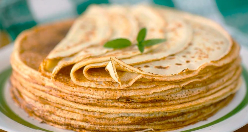 Вливаю это в тесто перед мукой: блины получаются тоньше, чем лист бумаги и нежные - аж тают во рту