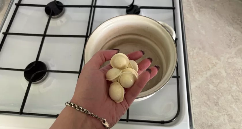 Зачем в пельмени при варке нужно заливать стакан холодной воды - запомните раз и на всю жизнь