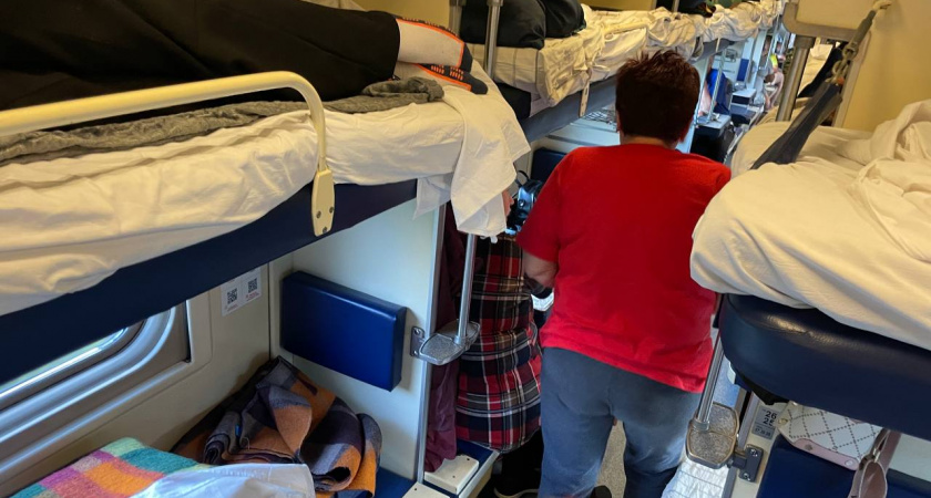 Новые плацкарты РЖД: личный столик, душ и розетки для всех. Когда поезда станут комфортнее - и что изменится для пассажиров