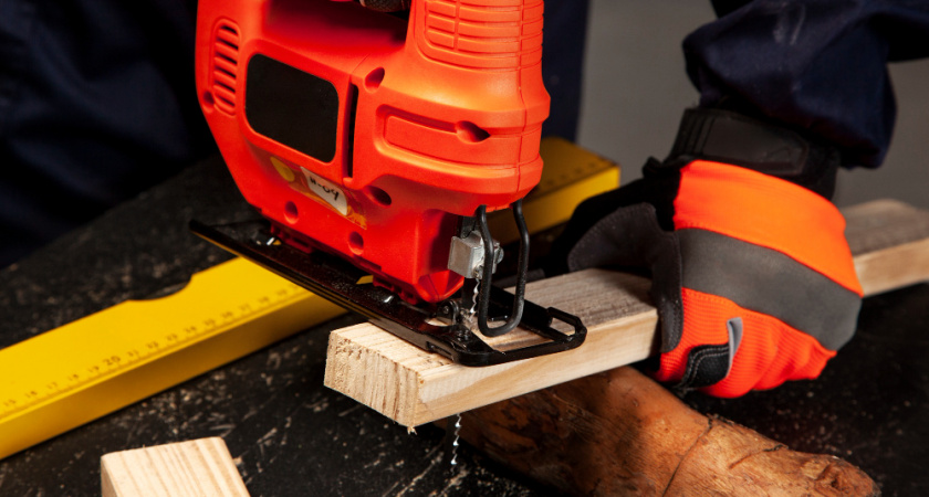 Почему электролобзик уводит в сторону и как добиться ровного реза: проверенные методы