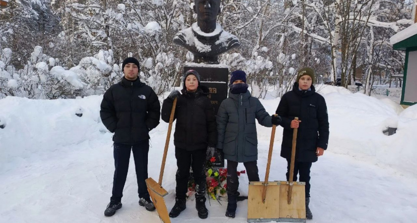 В Ухте проходит патриотическая акция “Наследники Героев” по сохранению памятных мест