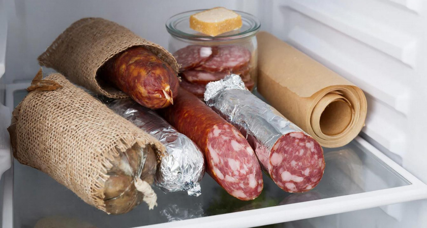 Перестаньте выбрасывать продукты: вот как правильно хранить колбасу в холодильнике - критически важный лайфхак