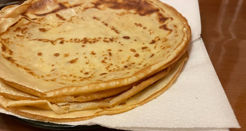 У тонких блинчиков есть особый секрет: шеф-повар рассказала, как нужно замешивать тесто и правильно жарить