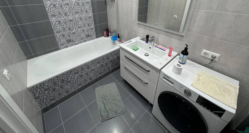 Обыкновенная чешуйница: часто живёт в наших санузлах. Опасна ли она и почему заводится?