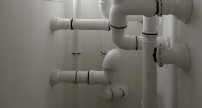 Закрываем неприглядные выходы труб накладками из пластика: простой и доступный метод