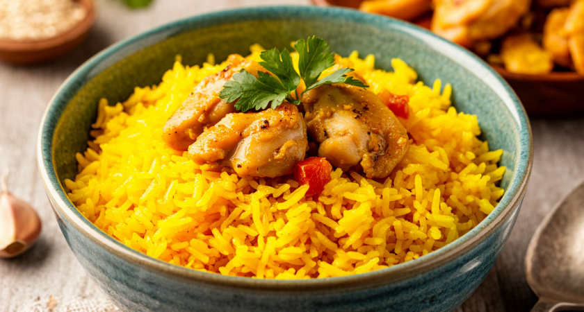 Давно уже готовим рис с курицей в духовке и у плиты не стоим. Простой и вкусный ужин в одной посуде, без кастрюль и сковородок