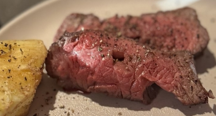 Любое мясо делаю нежнейшим и сочным, аж на волокна разваливается: моя хитрость без долгих запеканий и мудренных маринадов