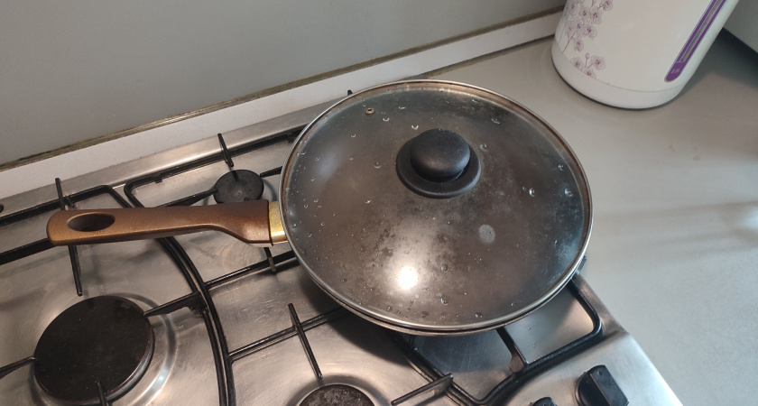 На моей кухне вся посуда сверкает как новая: как мыть жирные сковородки без химии – ресторанный трюк