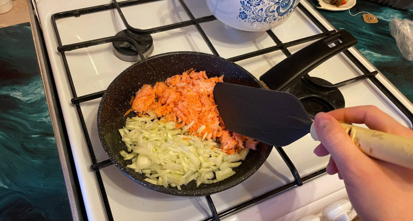 Почему лук и морковь не жарят вместе? Кулинарный секрет, который меняет вкус любого блюда