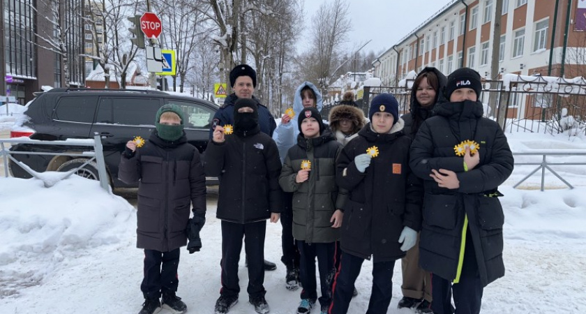 В Коми кадеты дарили пешеходам светящиеся "солнышки"