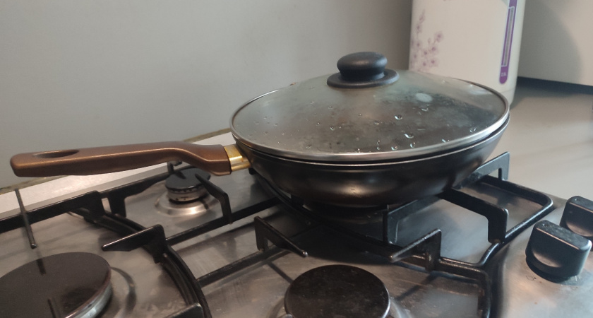 Кладу сковороду в полиэтиленовый пакет, и нагар отлетает вмиг - запомните раз и навсегда