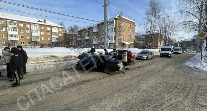Столкновение в Ухте на улице Оплеснина: пострадали ещё двое подростков