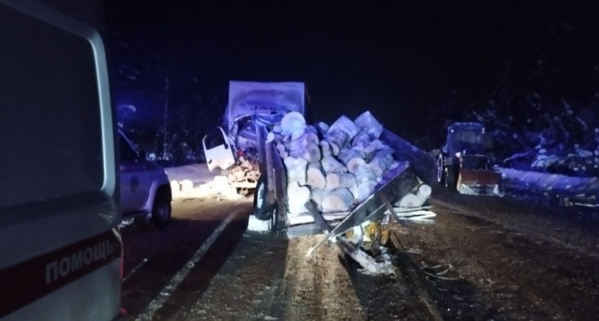 После аварии на трассе в Коми у водителя трактора украли вещи с места ДТП