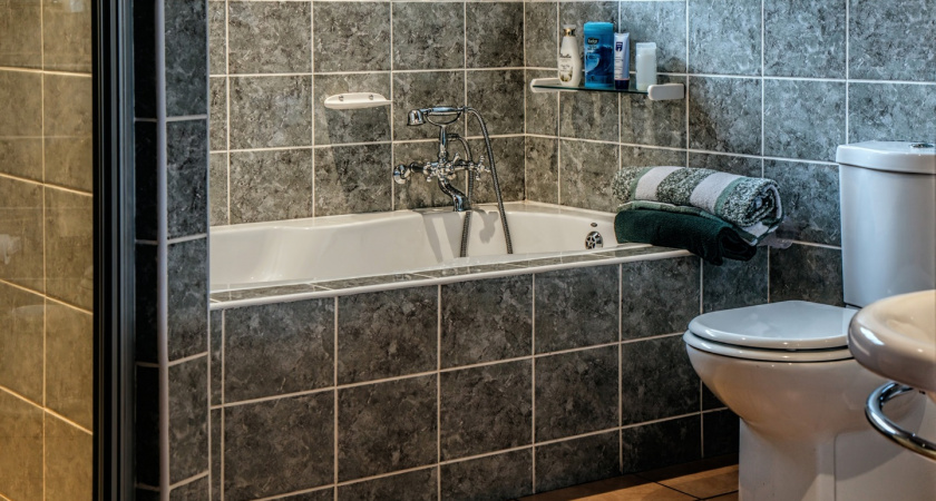 Плитку в ванной клеить больше не модно: мастера выбирают новый материал - в разы прочнее и дешевле