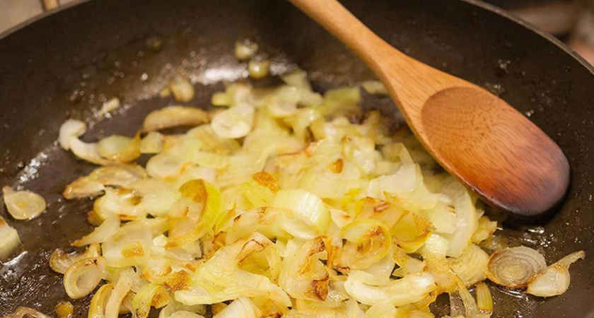 Щепотка соды на сковороду: зачем шеф-повара добавляют ее к луку и что из этого получается