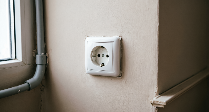 Почему в СССР все розетки были на уровне пояса, а сейчас внизу – объясняет технический специалист