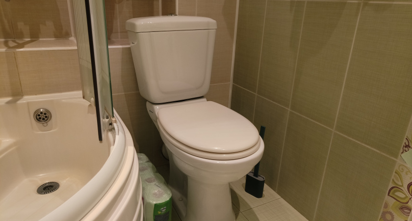 Чтобы в туалете всегда приятно пахло: простой лайфхак с втулкой, который работает лучше аэрозолей