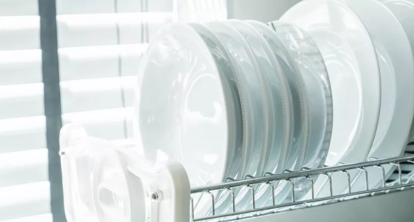 Сушилка больше не нужна: тренд сезона освобождает кухню от хаоса и возвращает много свободного места