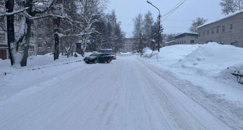 В Коми под колеса машин попали три человека