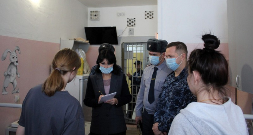 В Коми омбудсмен проверила условия содержания матери с младенцем в СИЗО