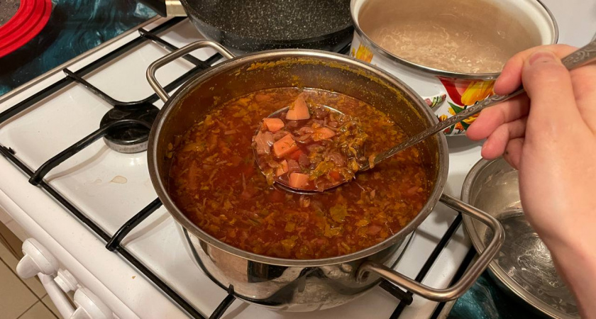 Как сварить борщ, чтобы был красным, а не бурым: простое правило, о котором все забывают