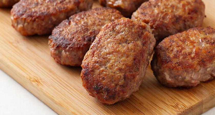 Перестала добавлять сырой лук в котлеты - и за любым застольем гости ведут спор "что же я добавила в фарш"