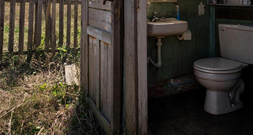 Традиционные дачные туалеты теперь запрещены: вот, чем их нужно заменить по закону в 2026 году