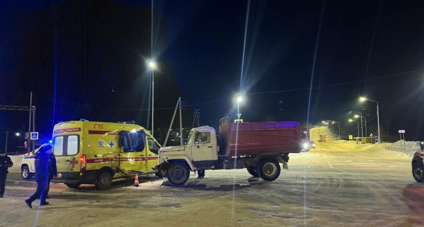 В Коми водитель "ГАЗа" протаранил скорую с пациентом, не уступив дорогу