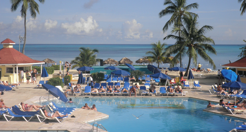 Почему русские туристы предпочитают купаться в море, а иностранцы - нежиться у бассейна?