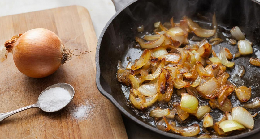 Щепотка соды на сковороде: почему повара добавляют ее к луку и что из этого получается – запомните на всю жизнь