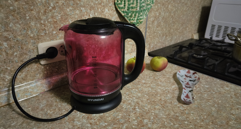 Кладу 3 кусочка в чайник — и накипь пропадает моментально: лайфхак безопасен для здоровья и прибора