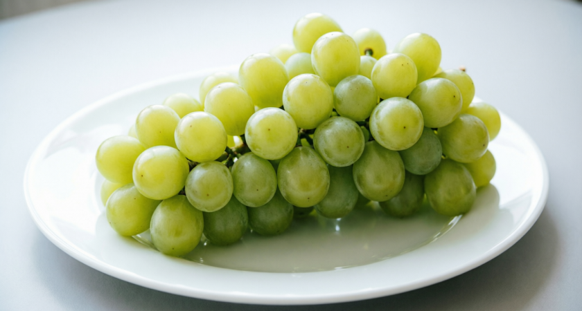 В российских магазинах появился огромный "пластиковый" виноград из Китая: что это такое и можно ли его вообще есть?