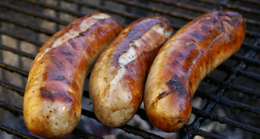 Снимать или нет? Можно ли есть оболочку от сарделек и как почистить ее за 5 секунд - запомните раз и навсегда