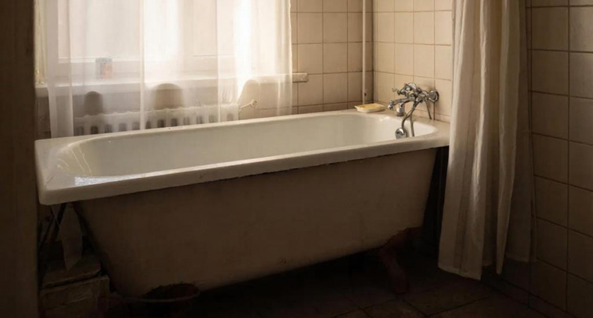 Чем заделать щель между ванной и стеной: сантехник подсказал 2 новых способа, о которых даже не догадывался