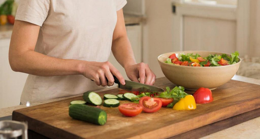 Салаты, которые взрывают соцсети: «Сирень», «Тюльпаны» и «Ромашка» на 23 февраля и 8 марта