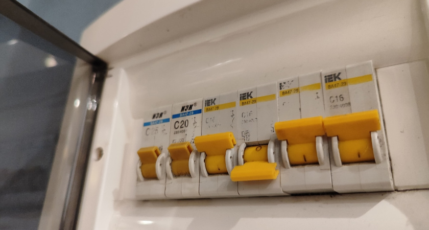 Почему постоянно выбивает автомат в электрощитке: запомните основные причины