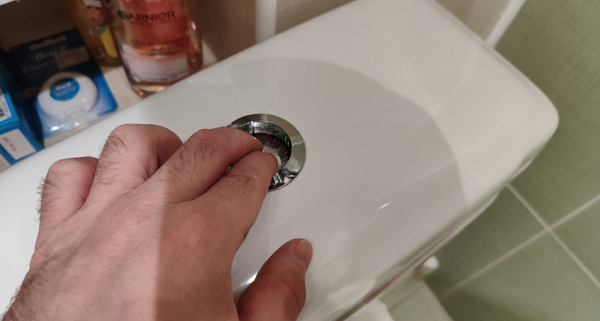 Кнопка унитаза вечно западает: простое решение, которое спасет от ненужных расходов