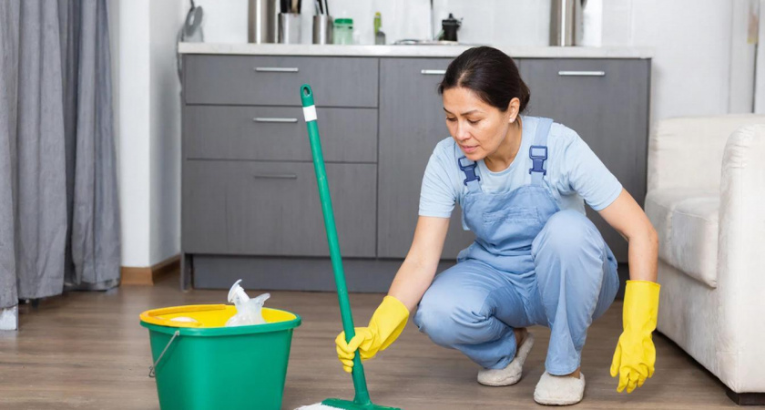 Хитрость, о которой молчат образцовые хозяйки: 1 ложка на ведро воды — и полы блестят как зеркало целый месяц