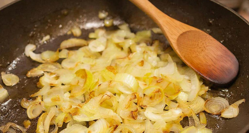 Щепотка соды на сковороду: зачем шеф-повара добавляют ее к луку и что из этого получается